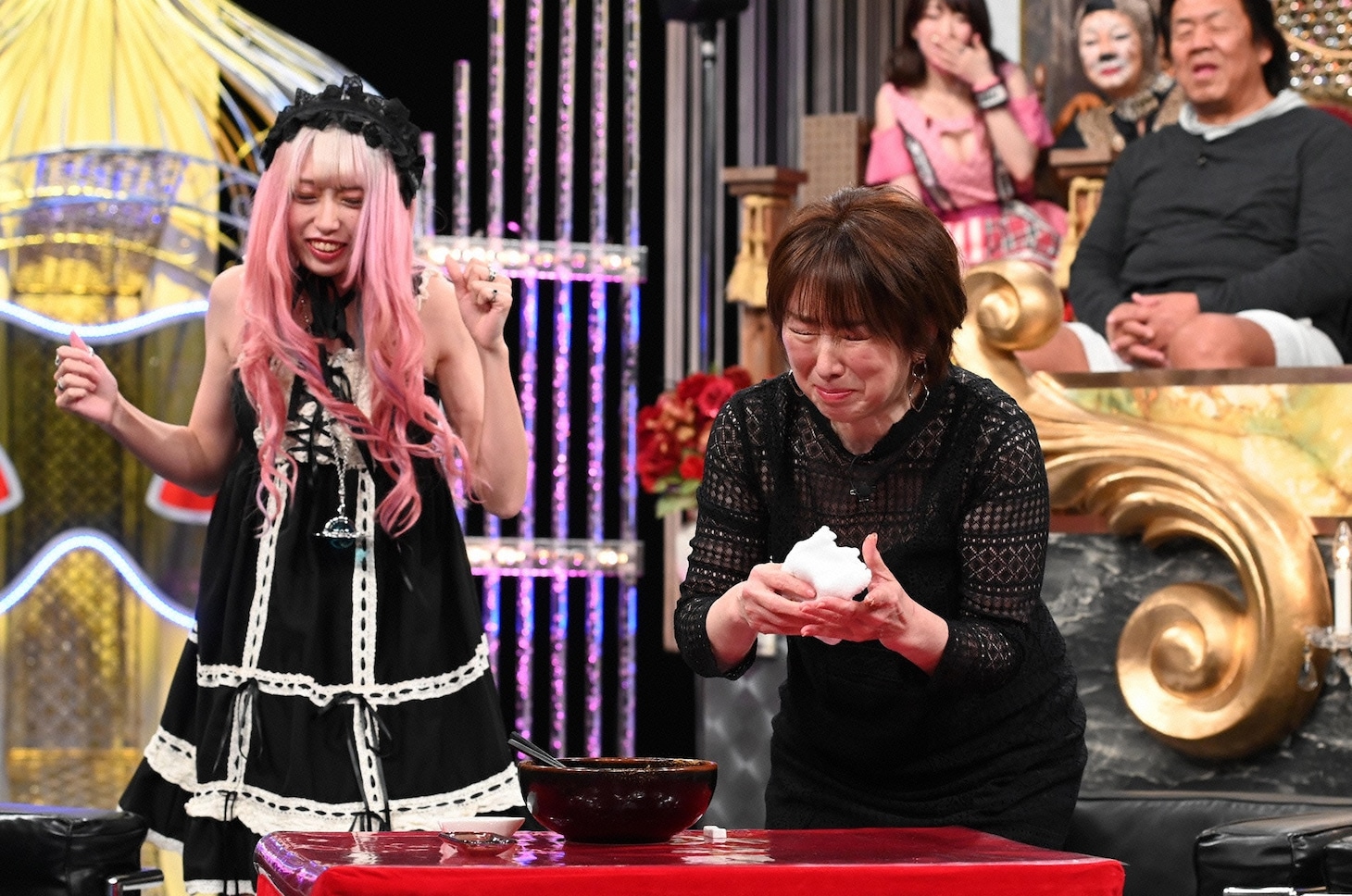 左からゆりあんぬ、内海和子。(c)日本テレビ