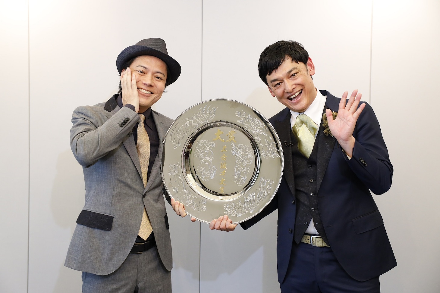 「第55回上方漫才大賞」大賞を受賞したシャンプーハット。左から、こいで、てつじ。(c)関西テレビ