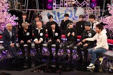 「HEY!HEY!NEO!」に出演するダウンタウンとJO1。(c)フジテレビ