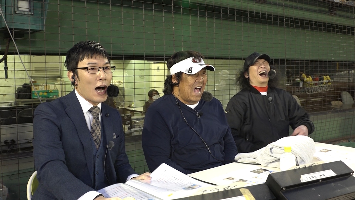 （左から）浅越ゴエ、長州力、手島いさむ。(c)ABCテレビ