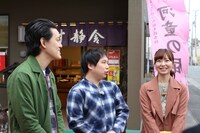 左から霜降り明星、宮崎玲衣アナウンサー。(c)静岡朝日テレビ