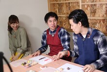 左から宮崎玲衣アナウンサー、霜降り明星。(c)静岡朝日テレビ