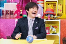 笑う内村光良。(c)テレビ東京