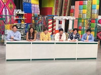 解答者席に並ぶ有吉弘行（左端）ら。(c)テレビ朝日