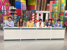 解答者席に並ぶ有吉弘行（左端）ら。(c)テレビ朝日