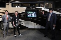 高級キャンピングカーを見学する（左から）千鳥ノブ、ロンドンブーツ1号2号・田村淳、博多大吉。(c)関西テレビ