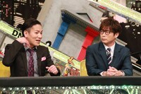 （左から）狩野英孝、黒木啓司。(c)フジテレビ