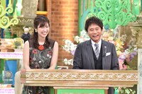 玉巻映美MBSアナウンサー（左）、MCの浜田雅功（右）。(c)MBS