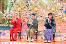 「和紙ちぎり絵特待生昇格査定スペシャル」に挑戦する（左から）メイプル超合金・カズレーザー、野性爆弾くっきー！、南海キャンディーズしずちゃん。(c)MBS