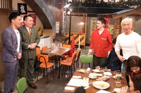 「ダウンタウンなう」の「本音でハシゴ酒」に出演する（左から）ミルクボーイ、ウエンツ瑛士、ダウンタウンら。(c)フジテレビ