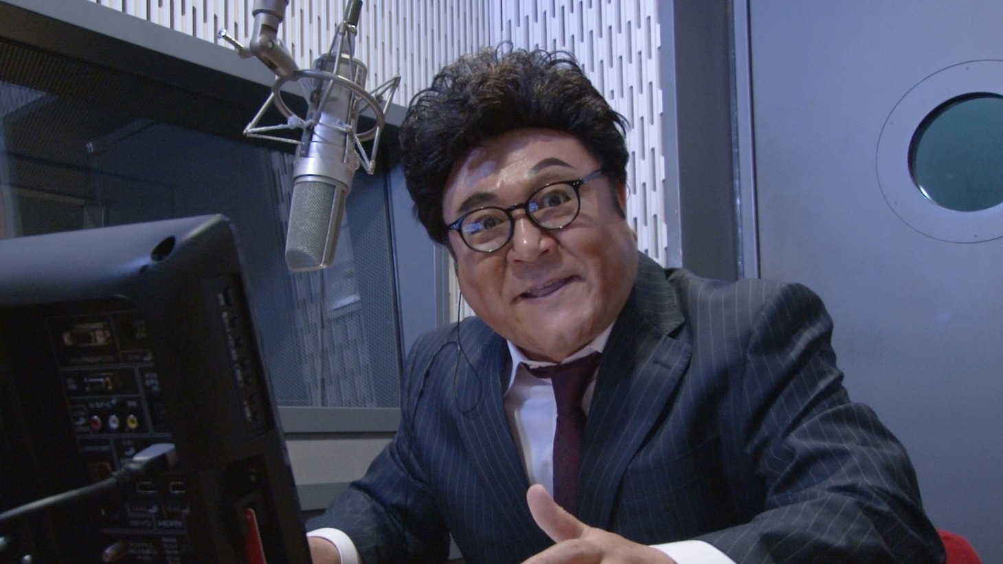 「モノシリーのとっておき 最強ビックリ映像祭2時間SP」で“ザキ舘伊知郎”としてナレーションに臨むアンタッチャブル山崎。(c)フジテレビ