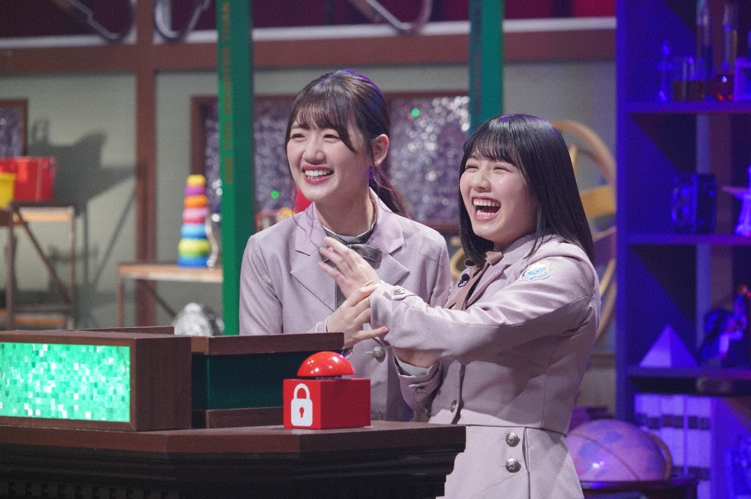 左から佐々木美玲、渡邉美穂。 (c)日本テレビ