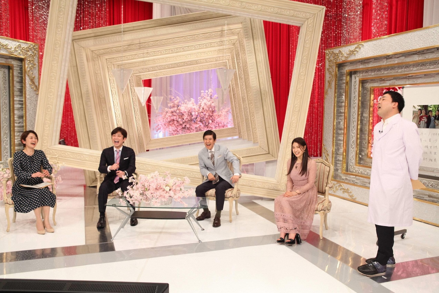 「第49回 広告大賞」でフットボールアワー岩尾（右端）がCMについて熱く語るワンシーン。(c)フジテレビ