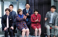 ネタを鑑賞するMC陣。