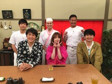 ゲストの千原ジュニアとYOU（前列左から）。