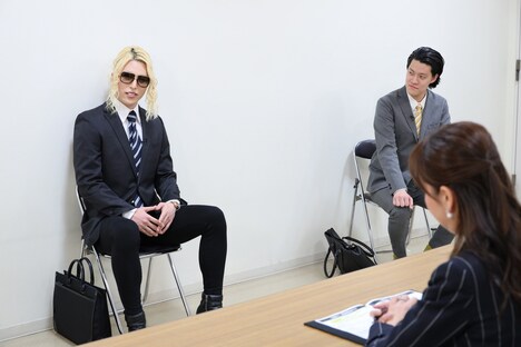 （左から）ローランド、霜降り明星・粗品。(c)フジテレビ