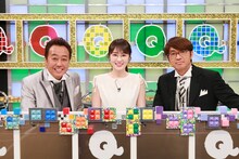 さまぁ～ずに囲まれる新MCの高山一実。(c)テレビ朝日