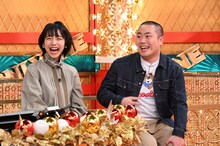 （左から）山之内すず、ハナコ岡部。(c)TBS