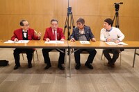 審査する春風こうた・ふくた、綾小路きみまろ、Wエンジンえとう。