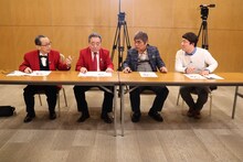 審査する春風こうた・ふくた、綾小路きみまろ、Wエンジンえとう。