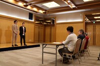 ネタを披露する東京ホテイソン。