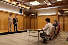 ネタを披露する東京ホテイソン。