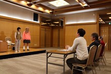 ネタを披露するはなしょー。