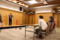 ネタを披露する牧原俊幸アナウンサー。