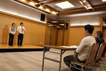 ネタを披露するラランド。