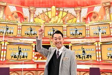 「クイズ！オンリー1」MCのバナナマン設楽。(c)TBS