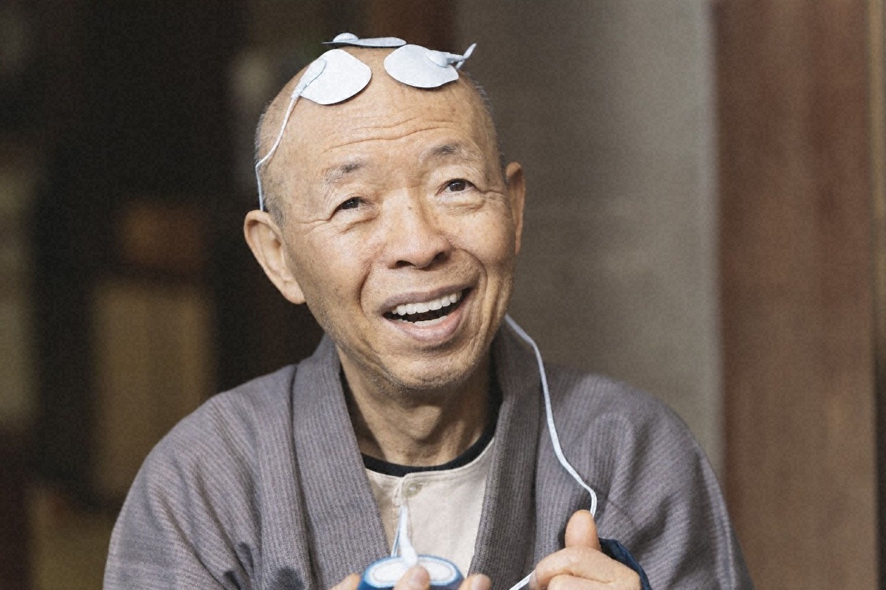 「浦安鉄筋家族」4月24日放送回より、坂田利夫演じる大沢木金鉄。