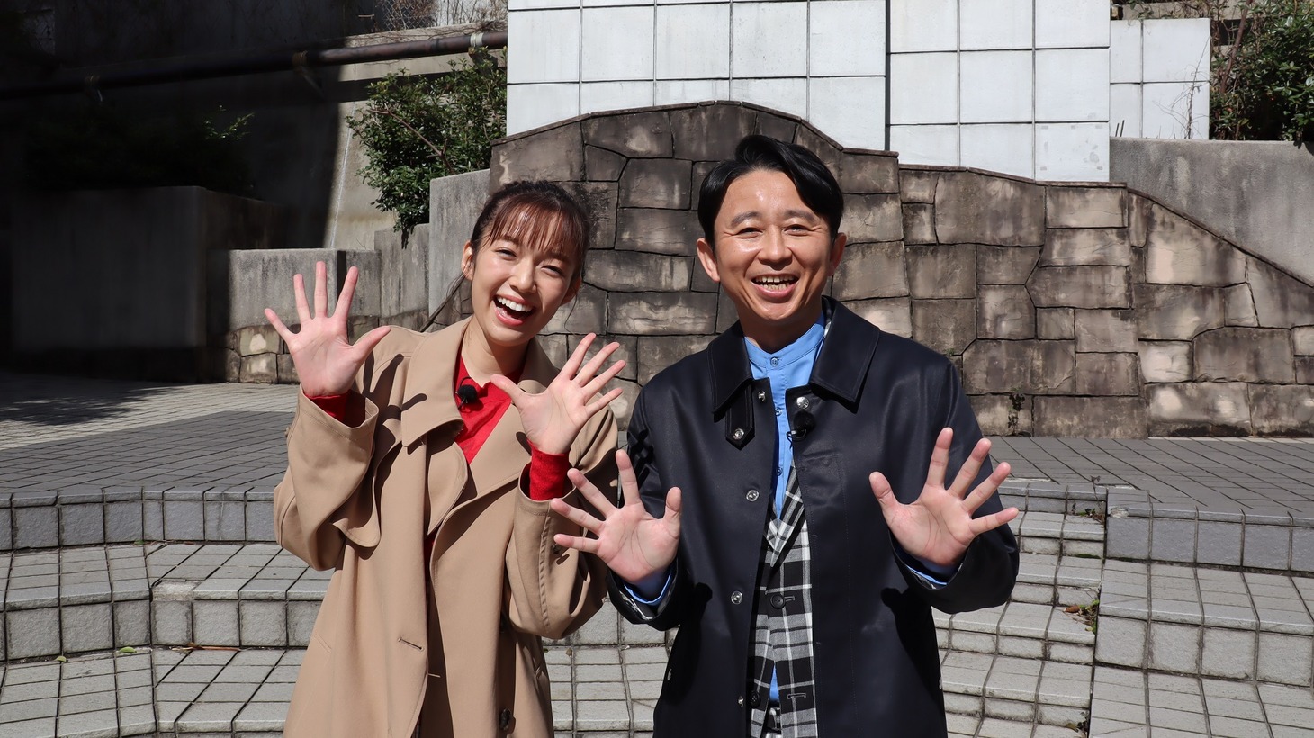 左から佐藤栞里、有吉弘行。(c)日本テレビ