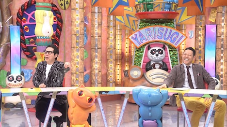 司会の今田耕司（左）と東野幸治（右）。