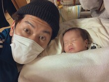 ツートライブ周平魂と生まれた男児。