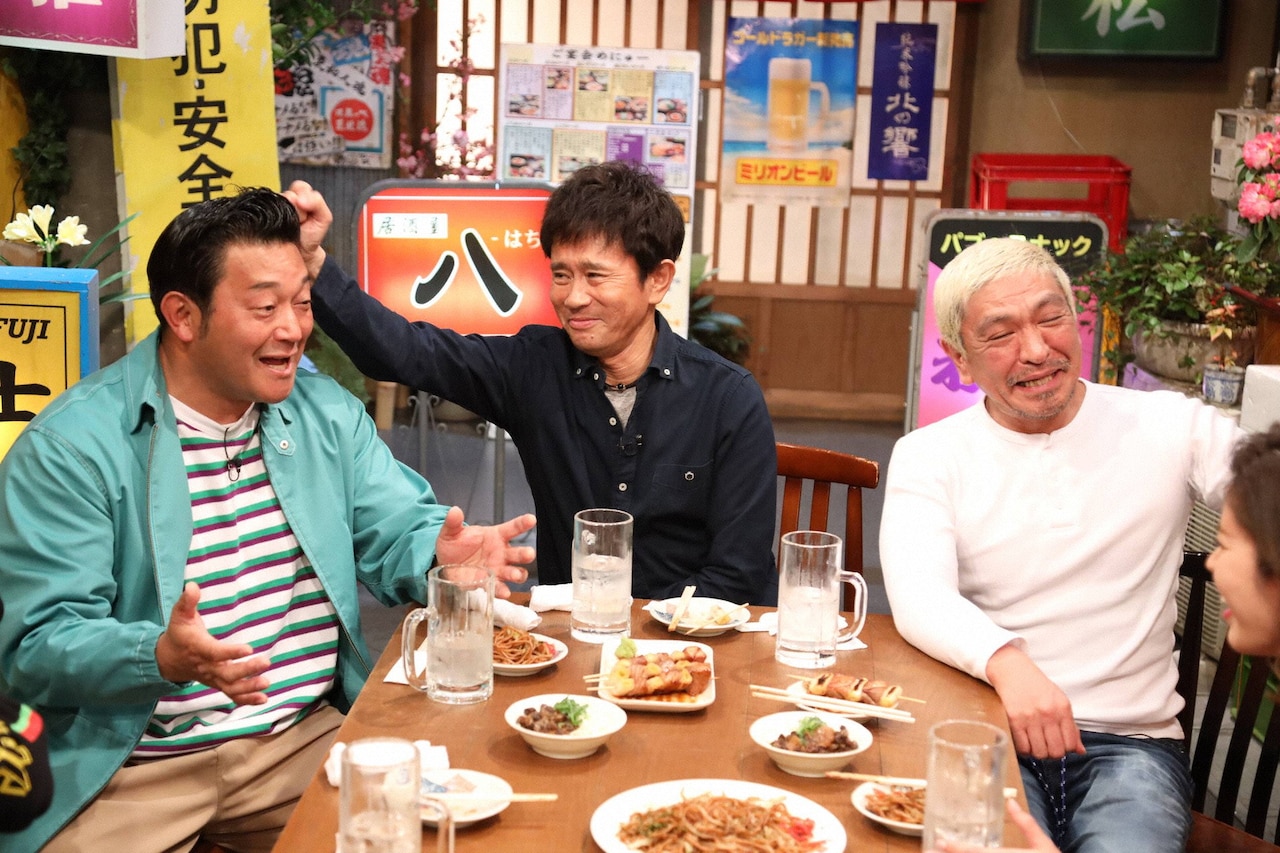 「ダウンタウンなう」の「本音でハシゴ酒」で共演する山口智充（左）とダウンタウン。(c)フジテレビ