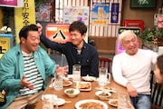 「ダウンタウンなう」の「本音でハシゴ酒」で共演する山口智充(左)とダウンタウン。(c)フジテレビ