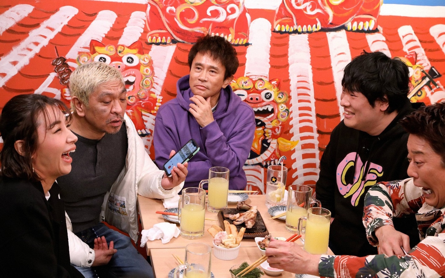 岡崎体育（右から2人目）がゲスト出演する「本音でハシゴ酒」のワンシーン。(c)フジテレビ