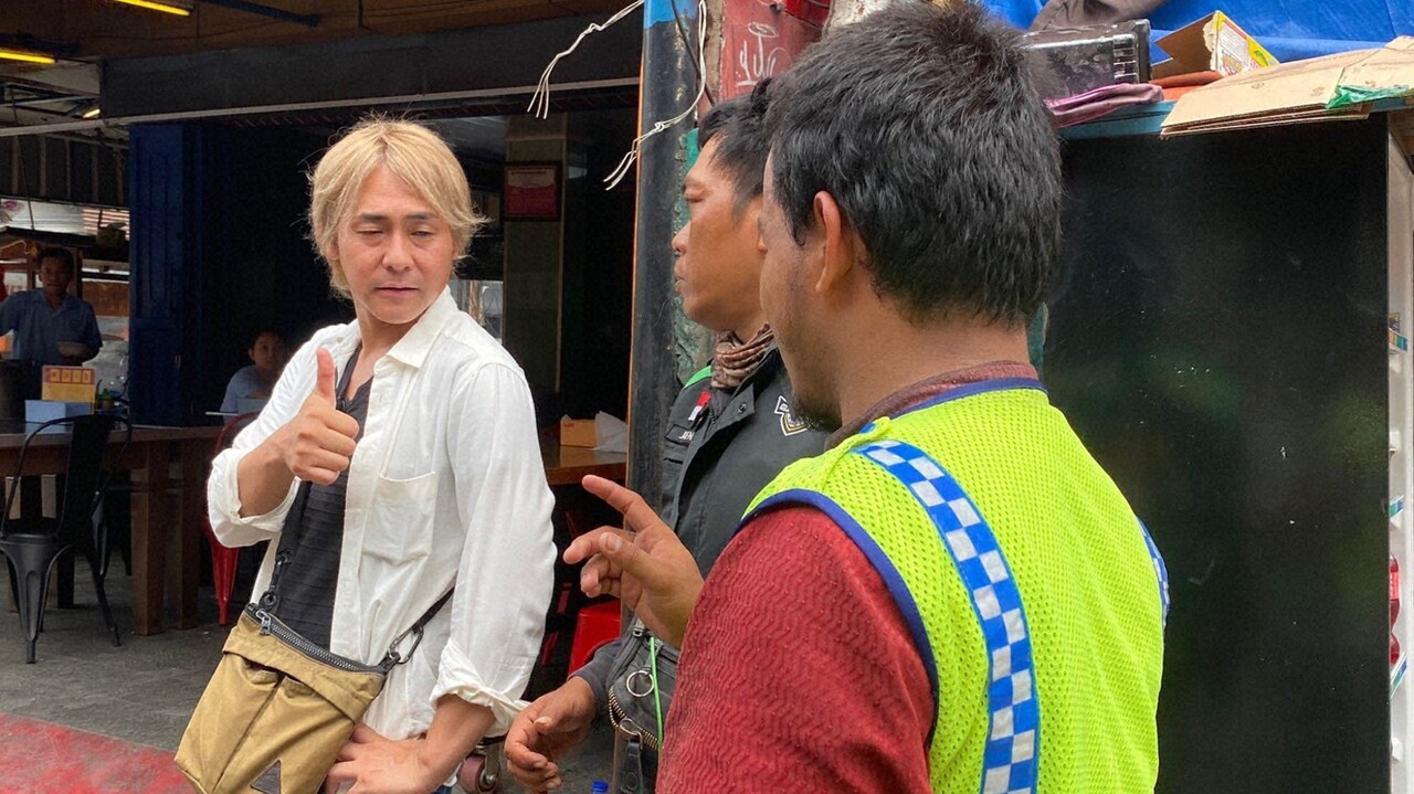 インドネシアのジャカルタでうまいものを求めてタクシー運転手に聞き込みするヒロシ（左）。(c)BS朝日