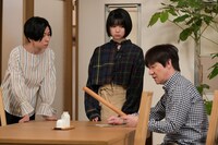 内村光良（右）とコント共演を果たす上白石萌歌（中央）。(c)NHK