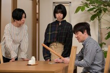 内村光良（右）とコント共演を果たす上白石萌歌（中央）。(c)NHK