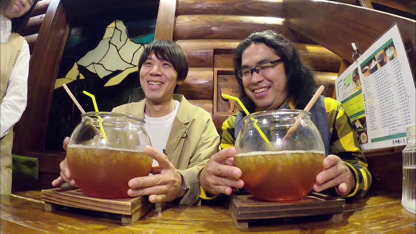 特大アイスティーをレポートするロッチ。(c)MBS