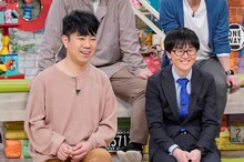 左から藤井隆、スーパーマラドーナ田中。(c)読売テレビ