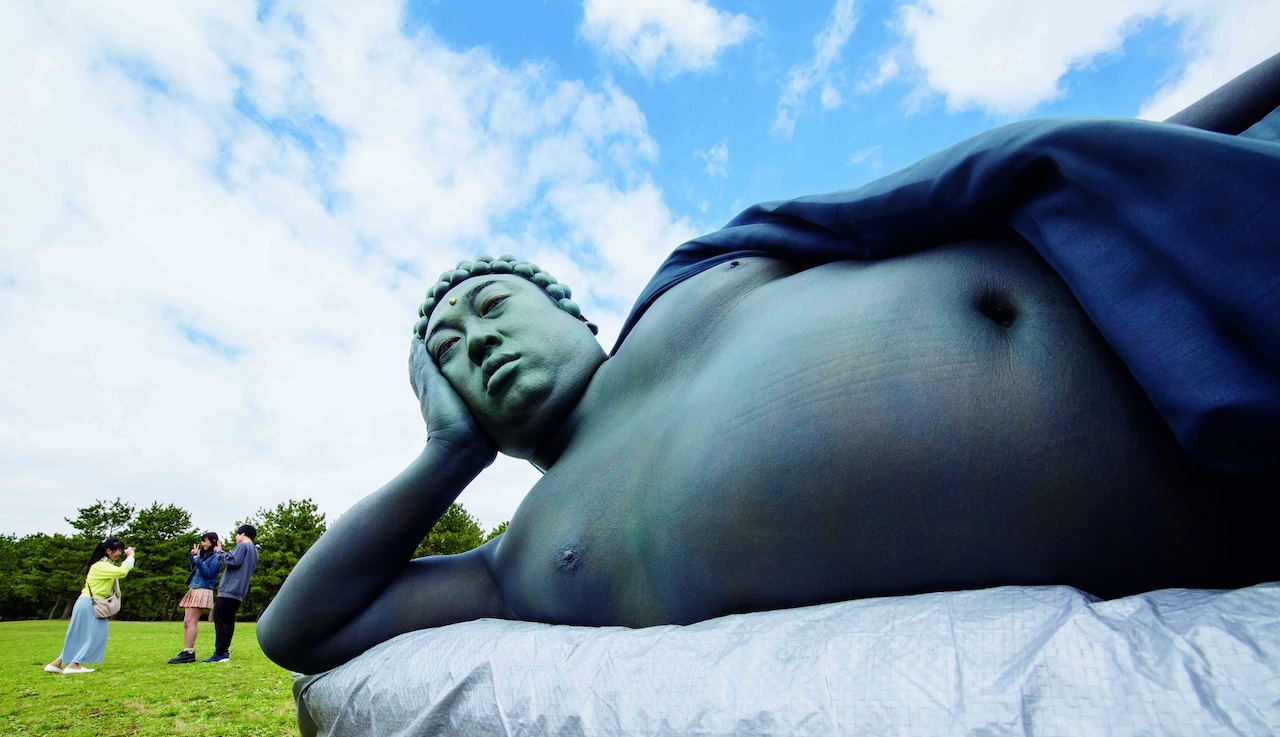 ロバート秋山が巨像「極東大満天」に変身、思考を放棄したかのような表情