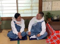 「出川哲朗の充電させてもらえませんか？」過去回を観賞するダチョウ倶楽部・上島（左）と出川哲朗（右）。