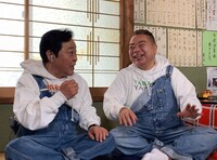 「出川哲朗の充電させてもらえませんか？」過去回を観賞するダチョウ倶楽部・上島（左）と出川哲朗（右）。