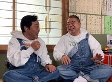 「出川哲朗の充電させてもらえませんか？」過去回を観賞するダチョウ倶楽部・上島（左）と出川哲朗（右）。