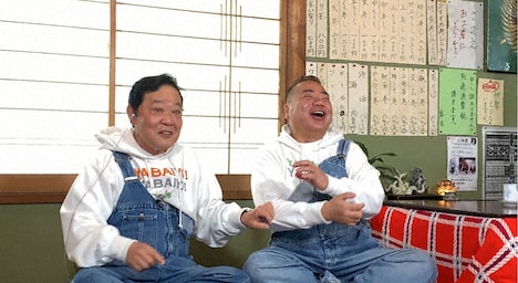 「出川哲朗の充電させてもらえませんか?」過去回を観賞するダチョウ倶楽部・上島(左)と出川哲朗(右)。