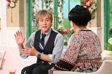 「徹子の部屋」に出演するヒロシと黒柳徹子。(c)テレビ朝日