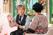 「徹子の部屋」に出演するヒロシと黒柳徹子。(c)テレビ朝日