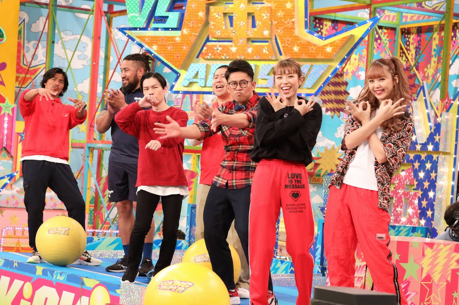「VS嵐」に出演する（左から）中澤佑二、ホラニ龍コリニアシ、ハライチ、ビビる大木、若槻千夏、藤田ニコルの「チーム埼玉」。(c)フジテレビ